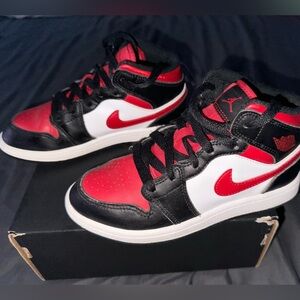 NIKE JORDAN 1 MID youth sz 1, EUC, worn mainly in the gym for basketball